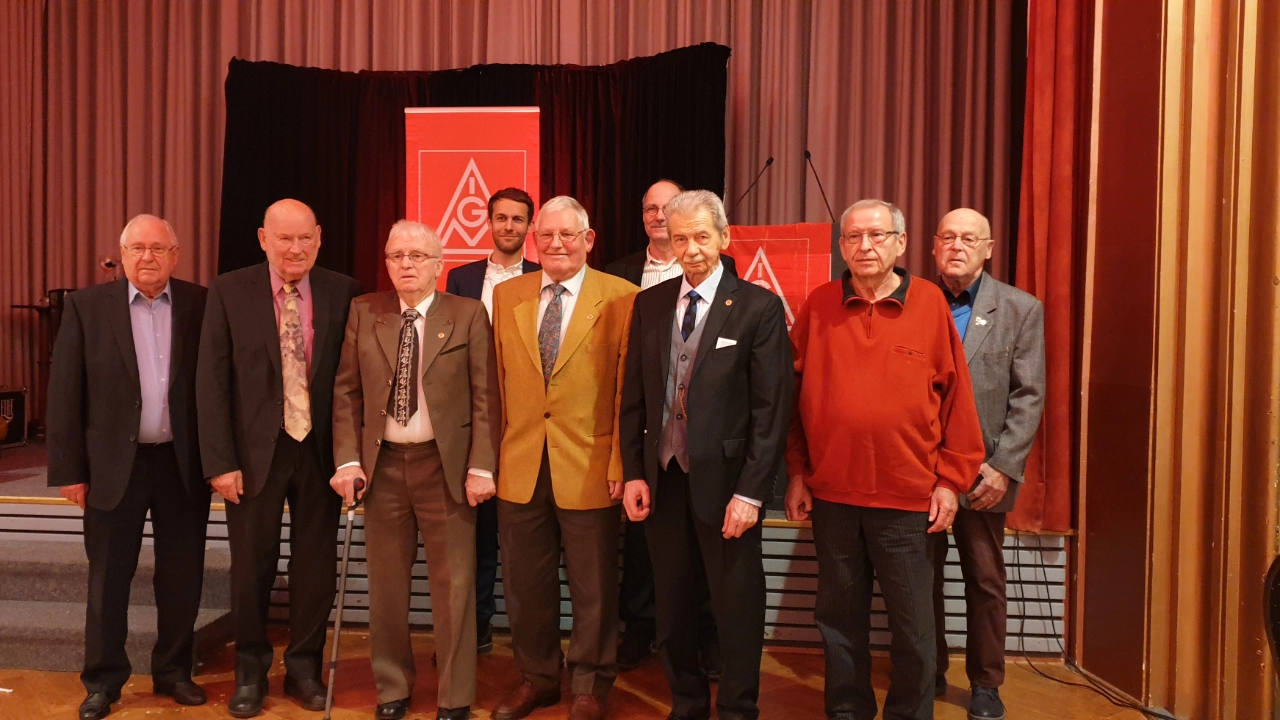 Diese Menschen wurden für ihre 60 jährige Mitgliedschaft geehrt.