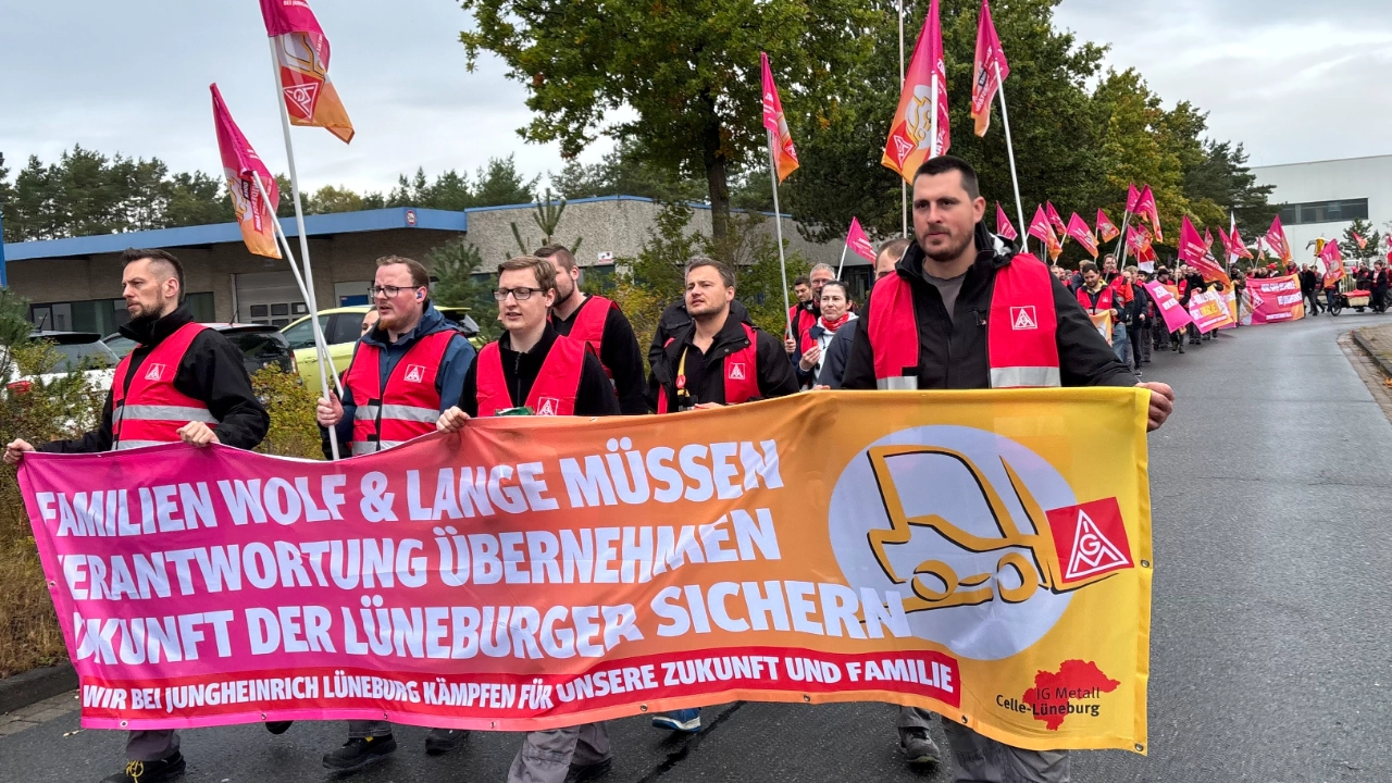 Beschäftigte von Jungheinrich in Lüneburg bei einem Warnstreik
