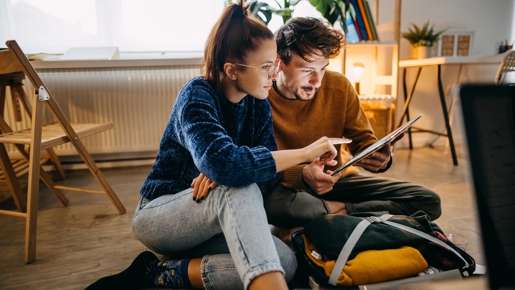 Paar plant mit Laptop Urlaub