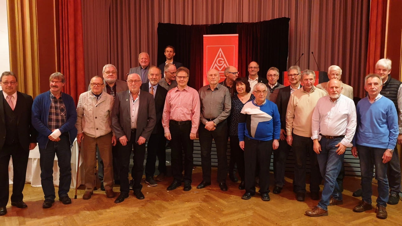 Dieser Menschen wurden für ihre 40 jährige Mitgliedschaft geehrt.