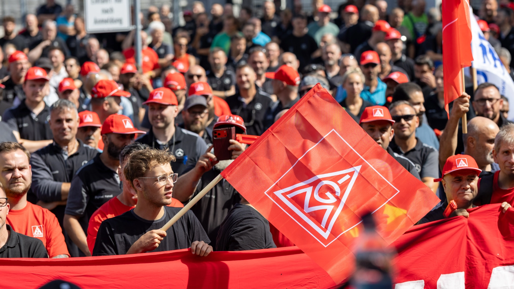 Kundgebung bei Mercedes-Benz in Mettingen