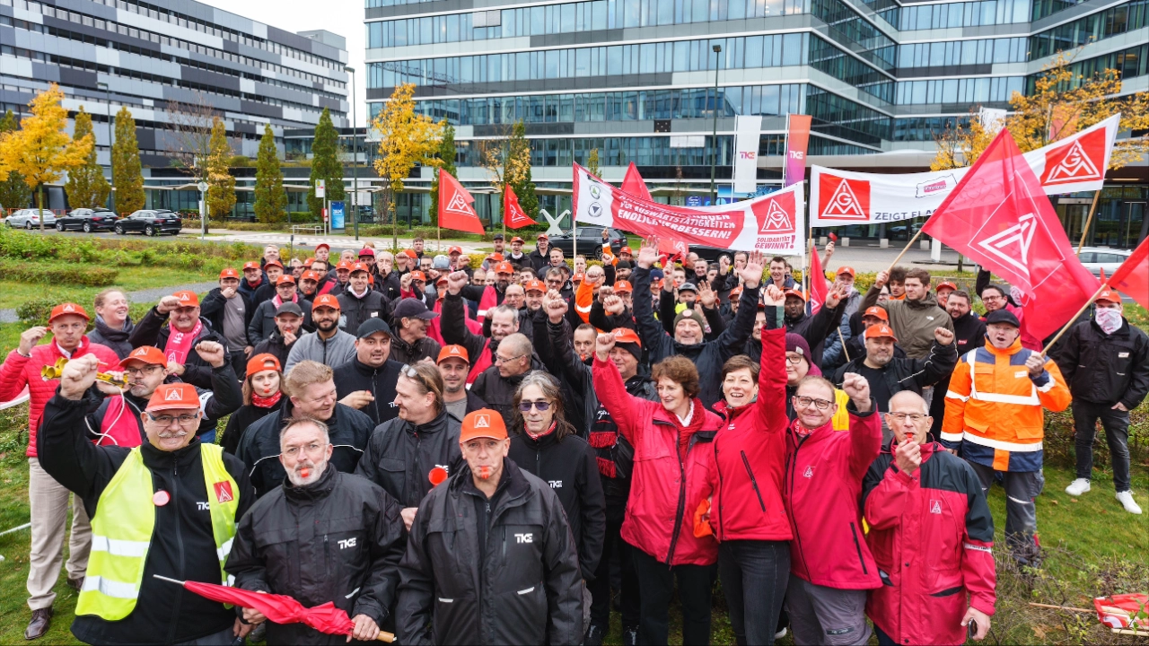 Warnstreik bei TKE vor dem Hauptsitz in Düsseldorf