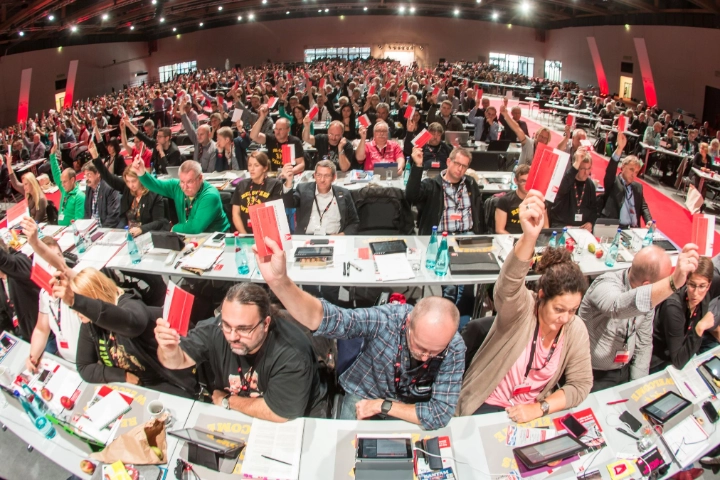 Delegierte des Gewerkschaftstags 2015 der IG Metall stimmen über einen Antrag ab