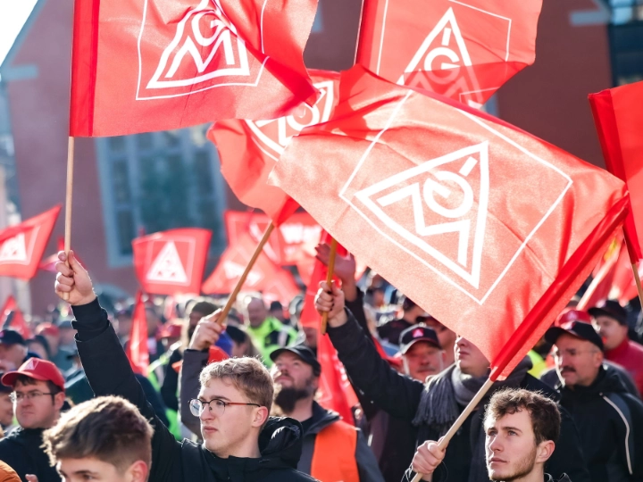 Beschäftigte bei einer Warnstreik-Kundgebung in der Metall-Tarifrunde